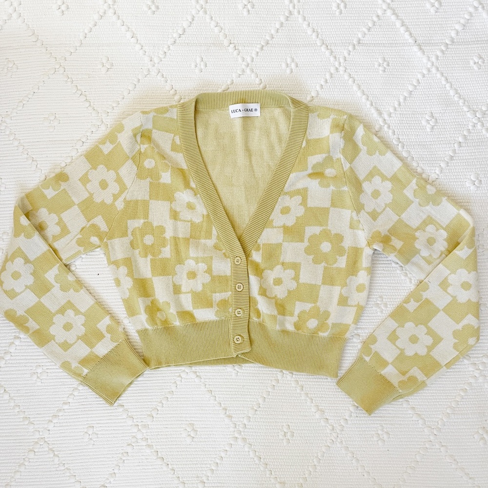 Cute cropped yellow floral cardigan 🌼